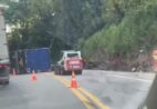 Carreta tomba em Mimoso do Sul e interdita parcialmente a rodovia