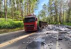 Caminhão com chapas de granito tomba em Venda Nova do Imigrante