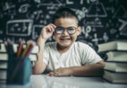 Volta às aulas: 7 sinais de que seu filho pode precisar de óculos