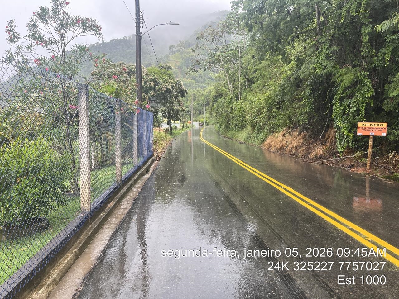 Imagem retrata estrada em obras na ES-465/ES-368