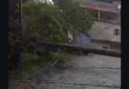 Piúma: chuva derruba poste e interdita rua no bairro Lago Azul