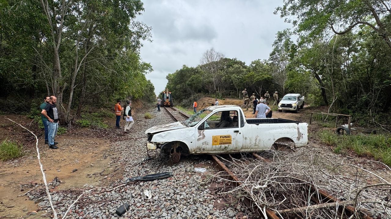 Imagem retrata policiais em área durante reintegração de posse