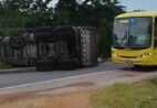 Tombamento de carreta interdita pista e altera trânsito na BR 101 no Sul do ES