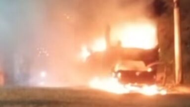 Incêndio destrói ônibus e carro após acidente em Muqui