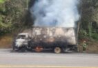 Incêndio em caminhão destrói carga em Domingos Martins