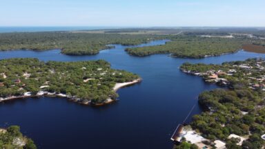 Azul-turquesa ou avermelhada? Conheça as lagoas de Itapemirim