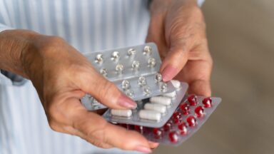 Segurança dos idosos começa na gaveta de remédios: especialista alerta