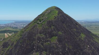 Entre praias e trilhas, Monte Aghá se firma como destino turístico no ES