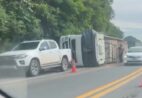 Caminhão com blocos de pedra tomba na BR 101 em Rio Novo do Sul