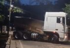 Carreta complica trânsito em ponte de Coutinho