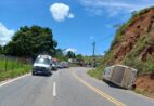 Micro-ônibus perde freio, tomba e deixa feridos na BR 482 em Alegre