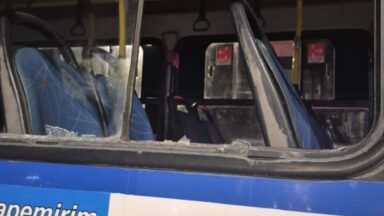 Homem atira pedra e danifica ônibus em Cachoeiro