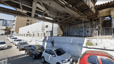 Mau cheiro, acúmulo de lixo e insegurança tomam conta da Ponte de Ferro em Cachoeiro