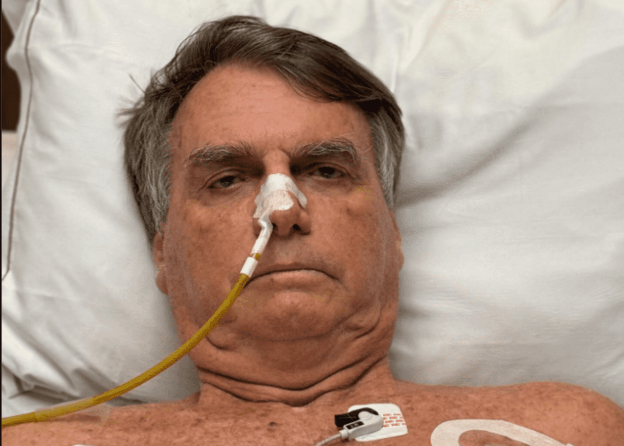 A foto mostra Bolsonaro internado