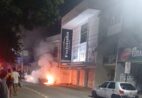 Briga no trânsito termina com incêndio de veículo e prisões em Guaçuí