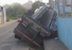 Caminhão com chapas de granito tomba em Cachoeiro
