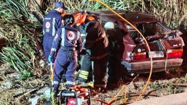 Motorista fica preso às ferragens após acidente na 482 em Guaçuí