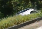 Acidente em Cachoeiro: carro cai em meio à vegetação às margens de rodovia