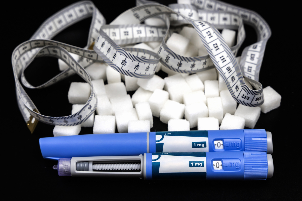 A foto alude aos riscos das canetas emagrecedoras