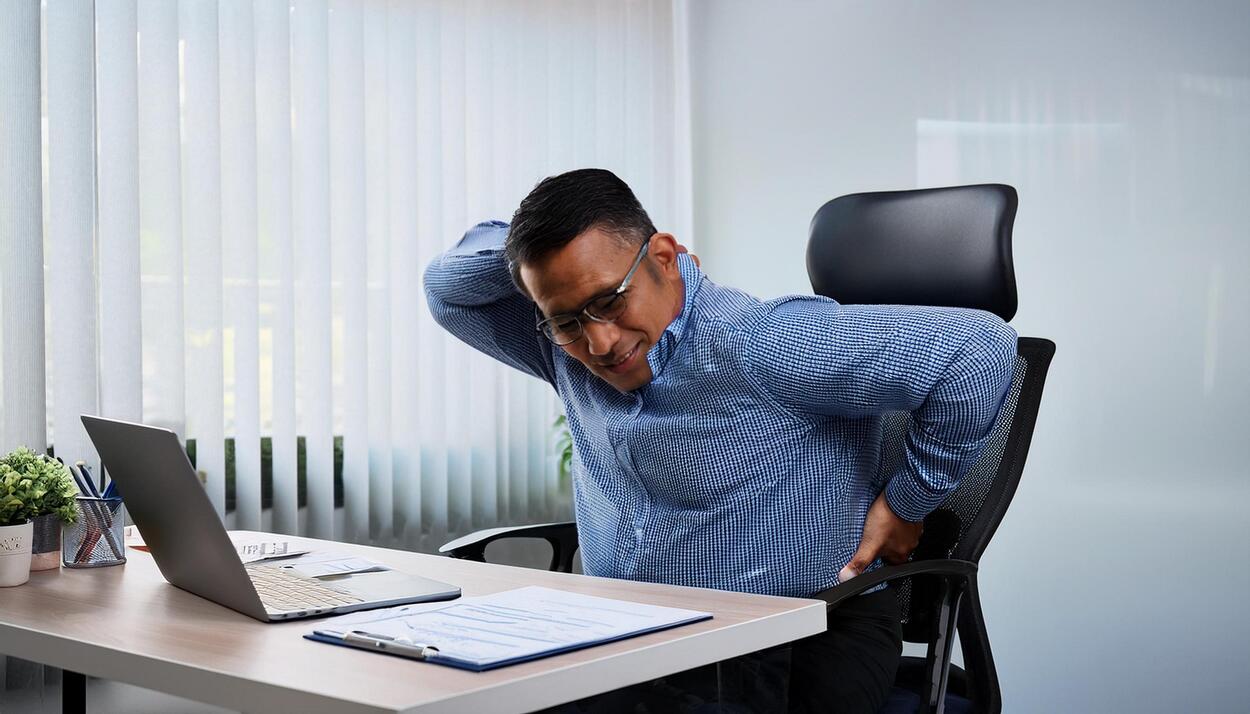 A foto mostra pessoa com dorsalgia