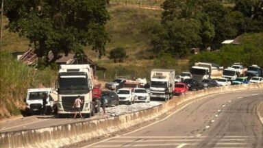 Caminhão com granito tomba e complica trânsito em Cachoeiro