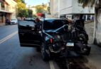 Carro bate em árvore e deixa dois feridos em Cachoeiro