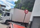 Mais um! Caminhão agarra e causa transtornos na Av. Pinheiro Junior em Cachoeiro