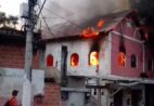 Incêndio destrói casa em Cachoeiro