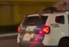 VÍDEO | Homem é flagrado agarrado no teto de viatura da Polícia Militar no ES