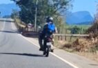 Motociclista transporta placa de forma irregular e chama atenção em Cachoeiro