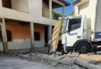 Motorista perde controle de caminhão e bate em muro de casa em Ibatiba