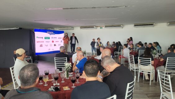 Networking, conexões e homenagem marcam encontro empresarial de maio