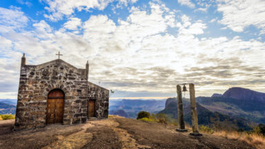 Capela no alto da pedra revela vista incrível em cidade do ES