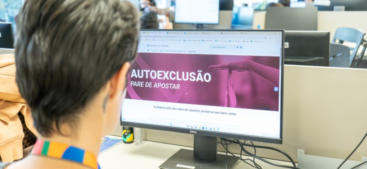 A foto mostra pessoa usando o Autoexclusão de bets