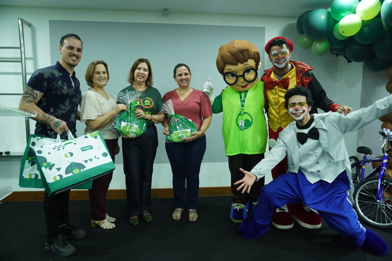 A foto mostra equipe de desenho da USC
