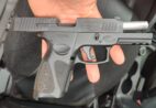 Homem é preso com arma e moto roubada em Vargem Alta