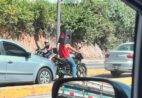 VÍDEO | Cena inusitada: motociclista carrega bancos na cabeça em Cachoeiro