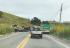 Caminhão com chapas de granito tomba em Cachoeiro