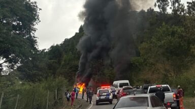 Ambulância que transportava grávida pega fogo na BR-482 entre Alegre e Celina