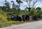 VÍDEO | Caminhão tomba na BR-262 em Marechal Floriano