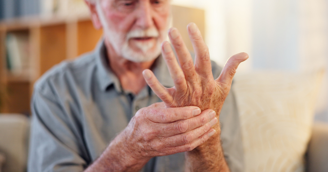 A foto mostra senhor com parkinson