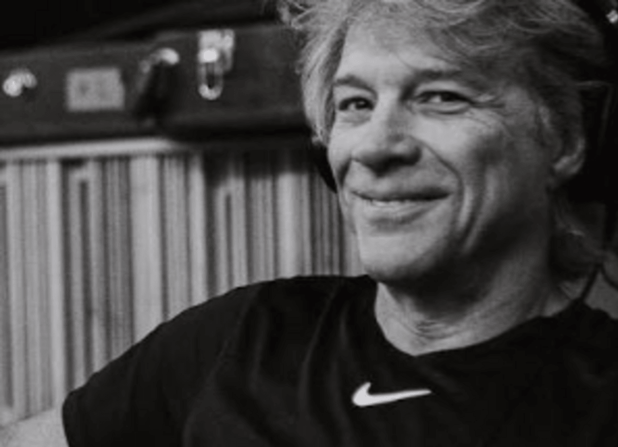 A foto mostra Jon Bon Jovi cantor que recuperou as cordas vocais