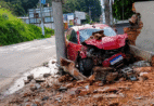 Motorista dorme ao volante, bate em muros e deixa moradores sem água e energia