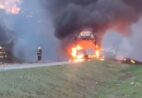BR-101 é liberada após incêndio em caminhão-cegonha em Cachoeiro