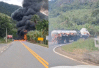 Caminhão-tanque tomba, pega fogo e interdita estrada em Alfredo Chaves