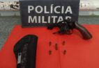 Polícia Militar cumpre mandados e apreende arma de fogo no litoral Sul