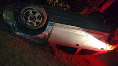 Veículo capota às margens de rodovia e deixa feridos em Ibatiba