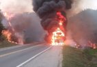 Incêndio em caminhão-cegonha provoca interdição total na BR-101 em Cachoeiro