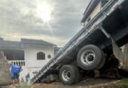 Caminhão perde freio e atinge casa em Cachoeiro de Itapemirim
