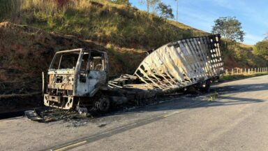 Incêndio destrói caminhão na zona rural de Alegre